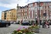Johannisplatz mit Blumen, Autos und Jugendlichen