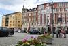 Johannisplatz mit Blumen, Autos und Jugendlichen