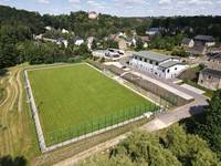 Sportplatz Wolkenburg mit Schloss im Hintergrund sportplatz wolkenburg