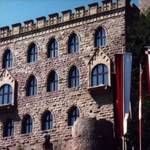 Die Kästenburg (mittelalterliche Bezeichnung für Kastanienburg), errichtet im innersten Bezirk eines germanischen Wodan- und römischen Merkurheiligtums, im 19. Jahrhundert in Maxburg und Hambacher Schloß umgetauft, bildete mit dem Schlößchen Geispitz und einer Wehranlage auf dem Heidelberg ein strategisches Dreieck, unter dessen Obhut sich Hambach entwickelte.