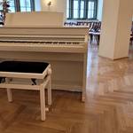 Klavier mit Blick in den Trauraum