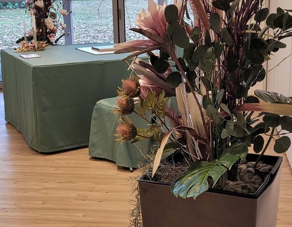 Blumenschmuck mit Blick auf Trautisch