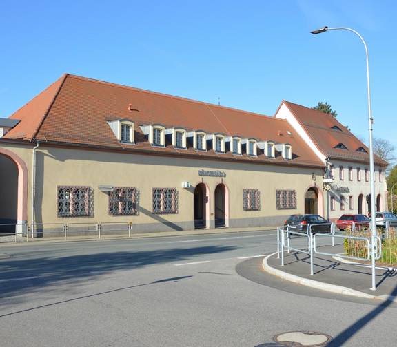 Hier sehen Sie unser Rathaus, was früher mal ein Rittergut war.