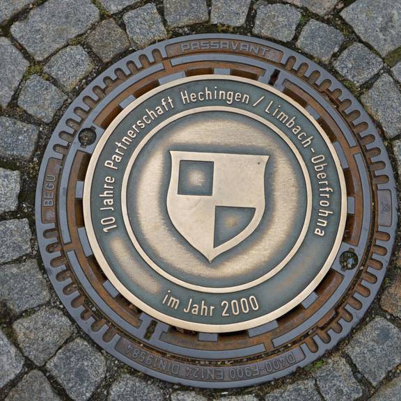 Den Gullideckel finden Sie Helenenstraße Ecke Johannisplatz