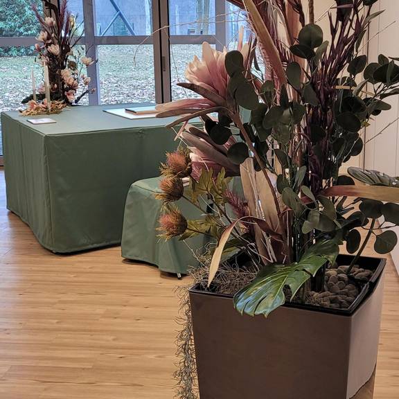 Blumenschmuck mit Blick auf Trautisch